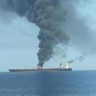 Golfo dell'Oman, petroliere a fuoco: «Sono state colpite da un siluro»