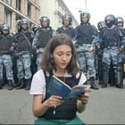 Olga, la 17enne che sfida Putin leggendo la costituzione: la sua foto diventa virale