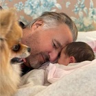 Christian De Sica e la tenera foto con la nipotina Bianca. Il lato più dolce dell'attore diventato nonno