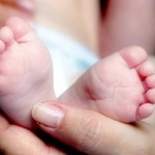 Bambino di due mesi muore in braccio alla mamma che lo sta allattando: malore improvviso causato dal caldo?