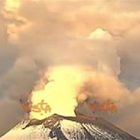 La spettacolare eruzione del vulcano Popocatepetl in Messico Video