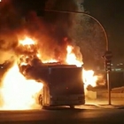 Roma, ancora bus a fuoco: due vetture in fiamme nella notte