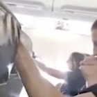 L'impressionante turbolenza che manda nel panico i passeggeri di un aereo