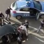 Roma, poliziotti circondati durante un blitz antidroga a Tor Bella Monaca. E spunta una pistola