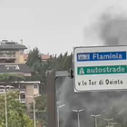 Roma, auto va a fuoco sull'Olimpica direzione Salaria. Traffico bloccato