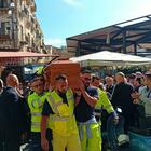 Giuseppe La Barbera, dolore e lacrime al funerale dell'operaio morto nella strage di Casteldaccia: chiuso il mercato di Ballarò