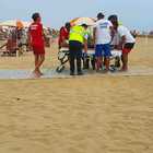 Due turisti morti in spiaggia a Bibione: colti da malore in riva al mare, a distanza di 5 minuti e 30 metri