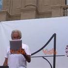 In migliaia in piazza a Genova, Solenghi legge il nome delle 43 vittime e si commuove