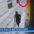 Milano, aggredito e rapinato in pieno centro. Le immagini choc a Morning News: «Erano tre ragazzi di colore, sono scosso»