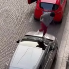 Straniero sfonda i vetri delle auto posteggiate: terrore in centro a Trento, il video choc