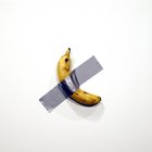 La banana attaccata al muro di Cattelan venduta a 120 mila dollari