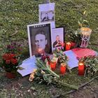 Depongono fiori per Navalny, la Digos li identifica: «Non facevamo nulla di male». Piantedosi minimizza: «Agenti non consapevoli»