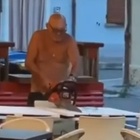 Troppo rumore, taglia i tavoli del bar con una motosega: follia a Cesena, il video che impazza sui social