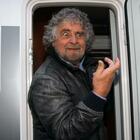 Beppe Grillo assolto: aggredì un giornalista tv ma per il giudice fu un «fatto tenue»