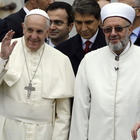 Papa Francesco a piedi scalzi prega accanto al mufti alla Moschea blu di Istanbul