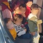Maestra d'asilo fermata con 25 bambini stipati nell'auto. In 15 sul sedile posteriore, il video è virale