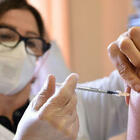 Covid, la campagna vaccinale in Italia funziona: dimezzati i contagi e calo di mortalità. Il report di Altems