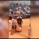 Ultima Generazione, attivisti interrompono match agli Internazionali tennis. Il pubblico: «Scemi, scemi»