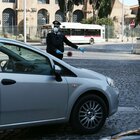Roma, viola il "coprifuoco": fuga e rissa dopo l'alt dei carabinieri
