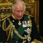 Carlo e la famiglia reale lasciano Buckingham Palace: «Il re si annoia, va a Londra solo per le cure. Ecco come passa le giornate»