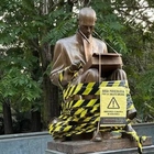 Imbrattata la statua di Indro Montanelli: avvolta con un nastro da attivisti per il clima