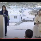 Papa Francesco torna a Lesbo tra i migranti: «Chiusure e nazionalismi portano a conseguenze disastrose»