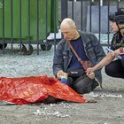 Il papà continua a tenere la mano del figlio morto sotto le bombe a Kharkiv: la foto è commovente