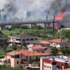Incendio Pescara, bagnanti in fuga dalle spiagge