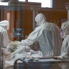 Virus, più contagi tra le donne ma meno vittime: uomini 3 morti su 4 nella fascia 40-59 anni