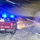 Bufera di neve, auto in panne sulla vetta di Cima Grappa: tre ventenni bloccati al gelo, salvati dai vigili del fuoco