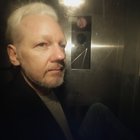 Assange, appello dei medici: «Rischia di morire in carcere»