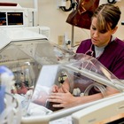 Infermiera incinta finge di abortire e invia all'ex compagno le foto della neonata in terapia intensiva, ma era tutto finto: «Era angosciata dal lavoro»