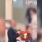 Proposta di matrimonio in aeroporto: lui si inginocchia, lei dice no e scappa con la mamma