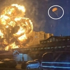 Aereo militare di Mosca si schianta contro un edificio residenziale a Yeysk, in Russia: il pilota si lancia con il paracadute