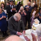 Carlo, il re taglia la torta di compleanno insieme ai suoi sudditi: ecco come ha festeggiato i suoi 75 anni