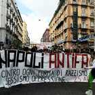 25 aprile a Napoli, manifestazione antifascista con lancio di pomodori contro la prefettura