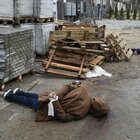 A Bucha orrore sui civili: cadaveri in strada e fosse comuni. Mosca: «E' una messinscena»