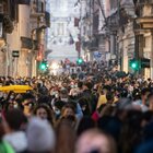 Folla in strada a Napoli e Roma. Ricciardi: «Lockdown per le grandi città»