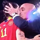 Scandalo ai Mondiali, il presidente della Federcalcio spagnola bacia Jenny Hermoso: scoppia la polemica