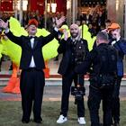 John Travolta, la Rai avvia «verifiche legali» sulle scarpe a Sanremo. La risposta sulla mail U-Power e l'ad in prima fila