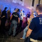 Roma, «La mascherina non la metto». E rompe la mano al vigile: 22enne arrestato a Fontana di Trevi