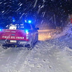 Bufera di neve a Cima Grappa, l'auto di tre ventenni rimane bloccata: salvati dai vigili del fuoco