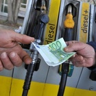 Benzina, il prezzo sale di 20 centesimi. Aumentano anche bus e metro. I rincari del 2023