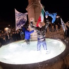 Il tuffo dei tifosi della Lazio nella fontana di piazza del Popolo