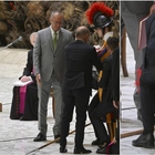 Papa, guardia svizzera sviene durante l'udienza: cerimonia interrotta FOTO