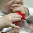 • La neonata non cresce: genitori vegani le davano latte di mandorla