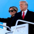 Melania lascia Trump da solo dopo essere scesa dall'aereo: «Ha già smesso di posare»