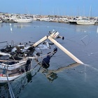 Castellammare di Stabia, barca in fiamme nel porto: ragazza muore asfissiata, aveva 29 anni