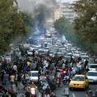 Iran, condannati delle proteste saranno «impiccati presto». Teheran: chi non porta il velo pagherà un caro prezzo