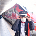 Trenitalia, “safety kit” gratuito per i viaggiatori: guanti, mascherina, gel disinfettante e poggiatesta